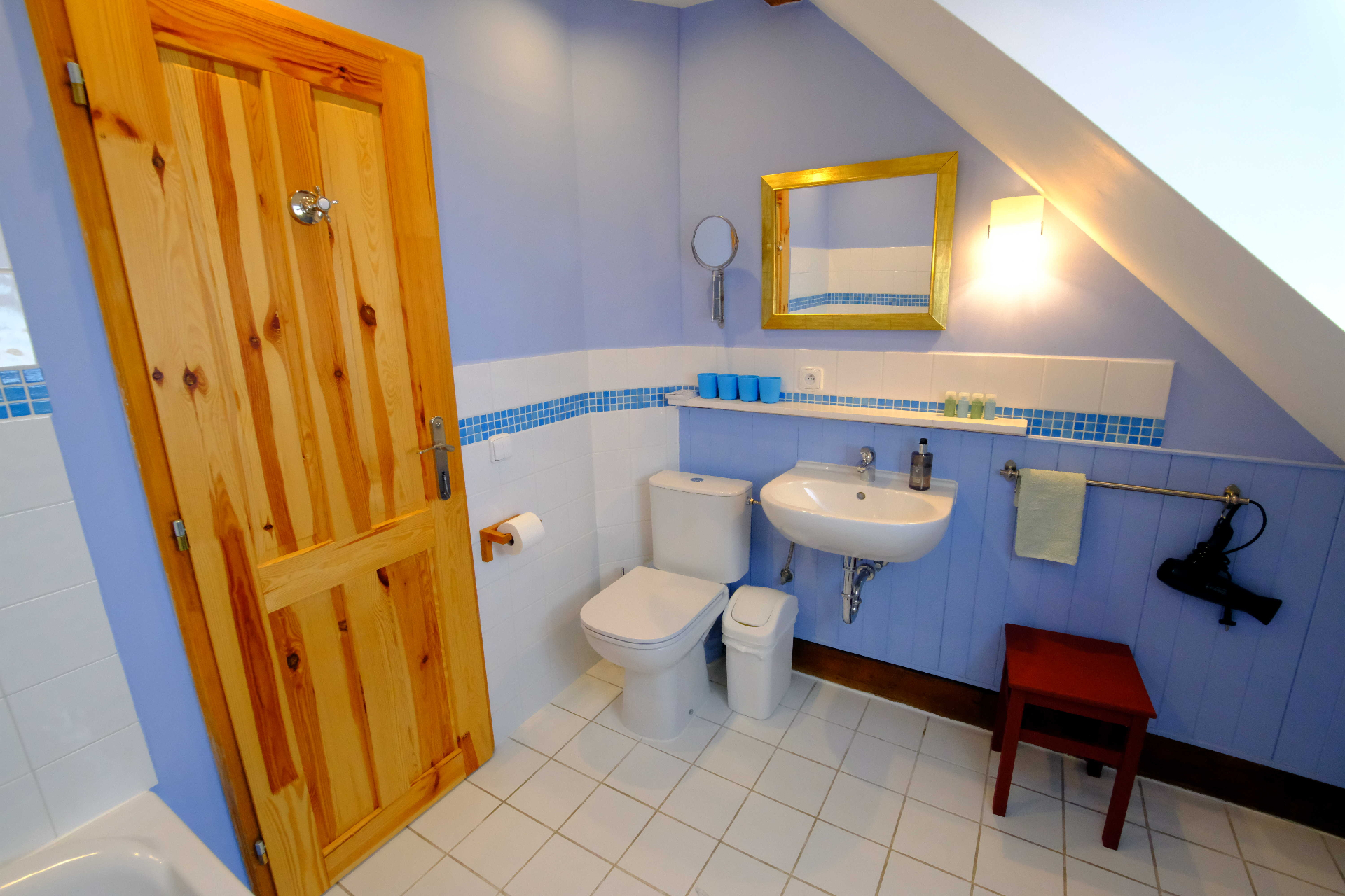 Apartmán č. 10 — koupelna s umyvadlem a WC