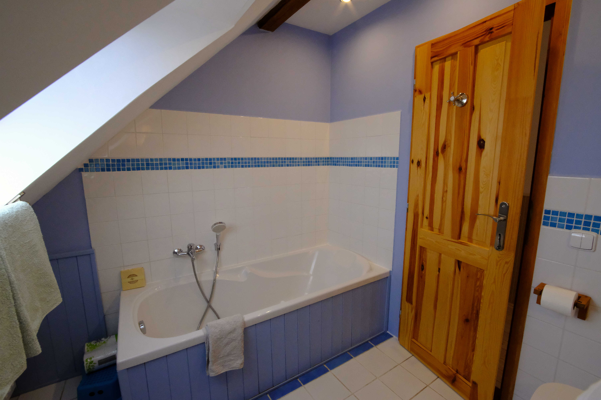 Apartmán č. 10 — koupelna s vanou